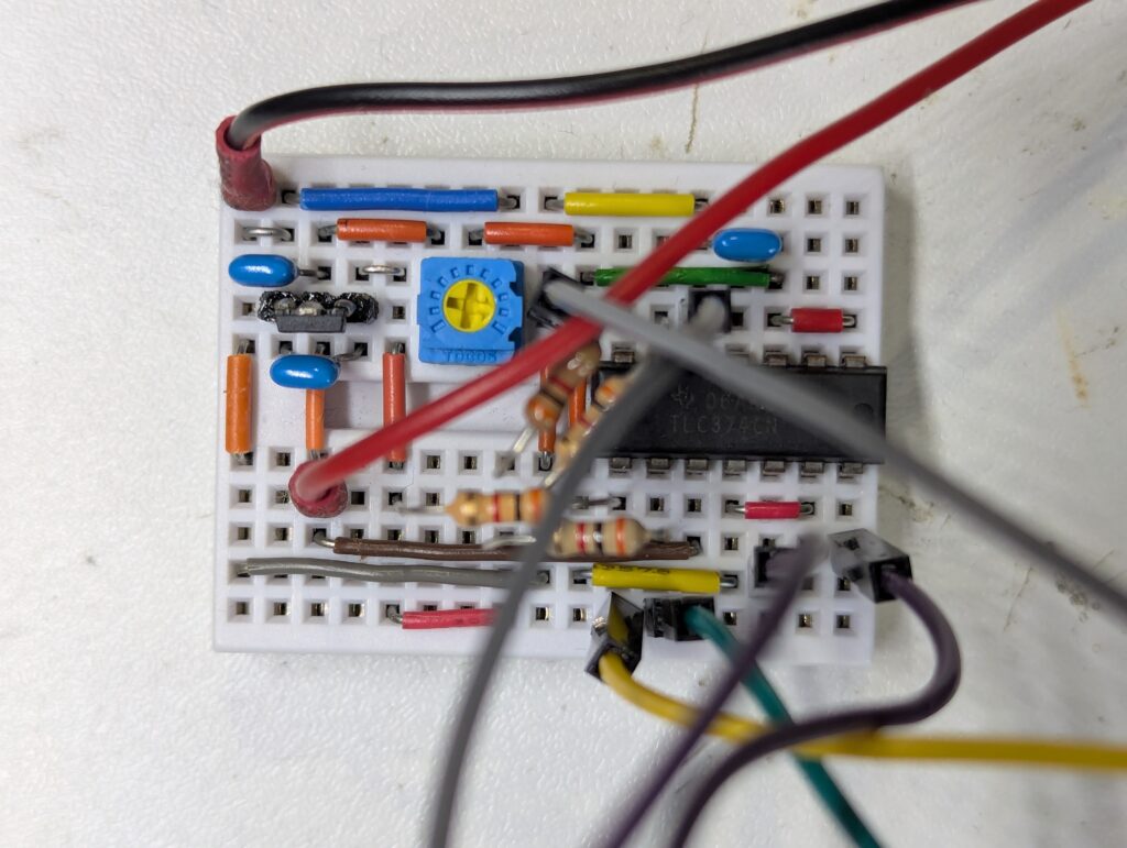 ブレッドボードに変換回路を組んだところ